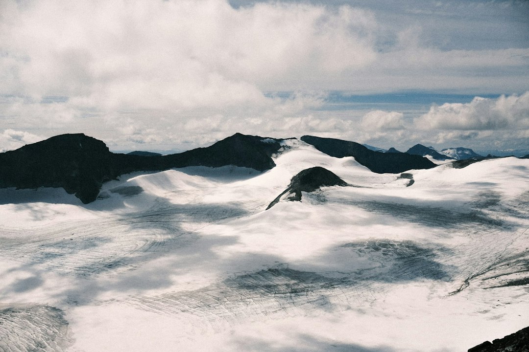 En Reise Gjennom Fjell og Natur: Vandringens Magi